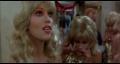 Gina Gershon et ses copines danseuses seins nus